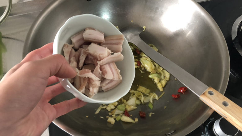 雪菜豆腐➕雪菜五花肉炖豆腐,下五花肉片,小火煸炒出油
