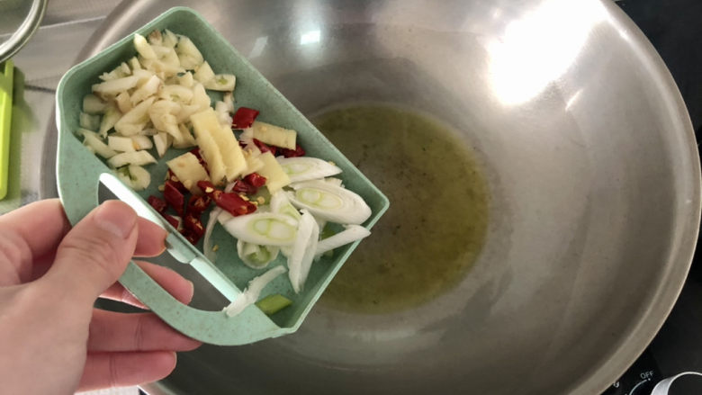 雪菜豆腐➕雪菜五花肉炖豆腐,热锅冷油下葱白姜片蒜蓉小米辣,小火煸香
