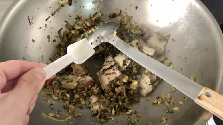 雪菜豆腐➕雪菜五花肉炖豆腐,加一茶匙<a style='color:red;display:inline-block;' href='/shicai/ 3729'>白糖</a>,翻炒均匀