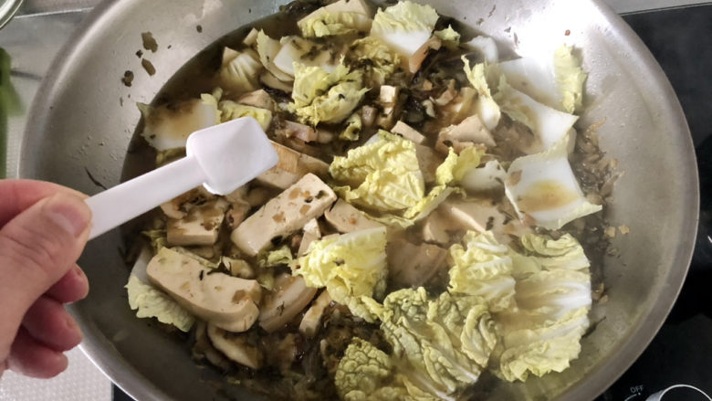 雪菜豆腐➕雪菜五花肉炖豆腐,尝下咸淡,根据个人口味添加少许盐