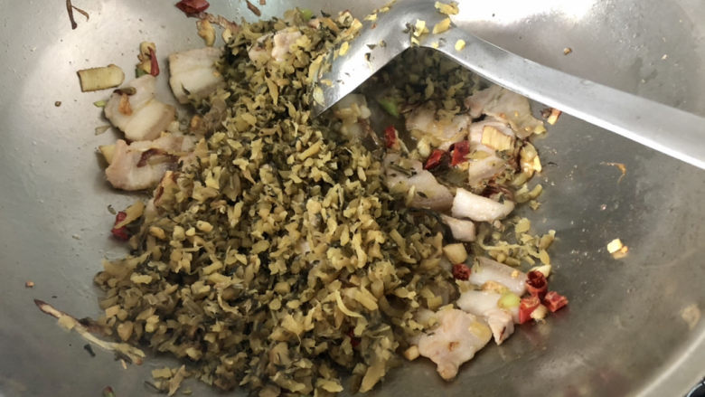 雪菜豆腐➕雪菜五花肉炖豆腐,转中火,下雪菜末,不断翻炒,炒干炒香