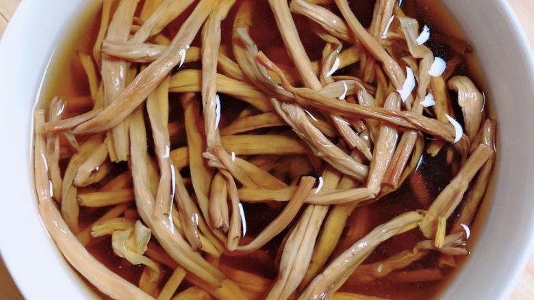黄花菜炒鸡蛋,准备好<a style='color:red;display:inline-block;' href='/shicai/ 127'>黄花菜</a>,提前浸泡两小时。