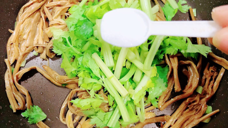 黄花菜炒鸡蛋,加入盐,翻炒均匀。
