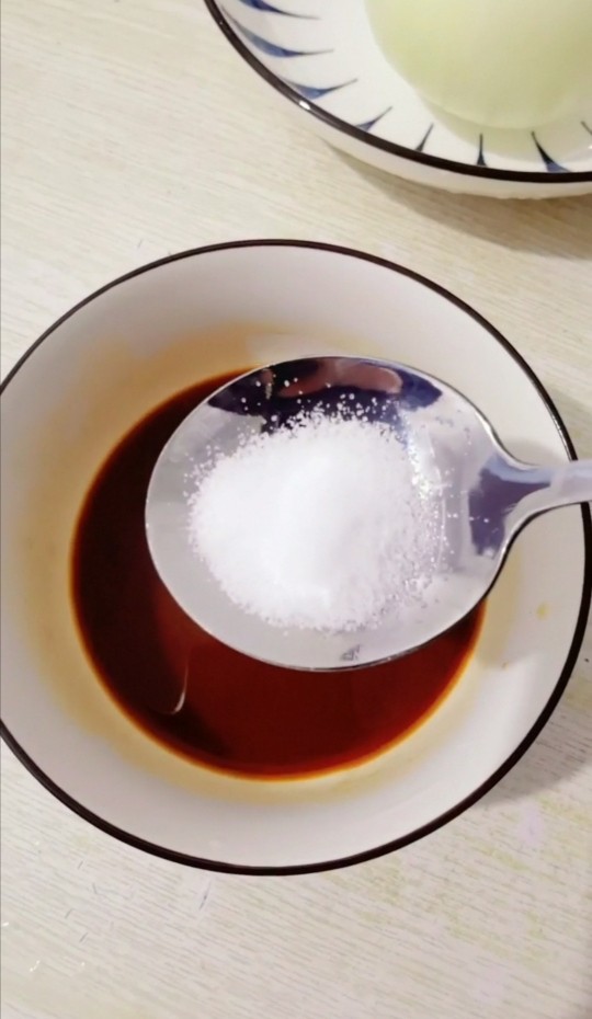 肥牛饭,加入半小勺盐,半小勺淀粉搅拌均匀