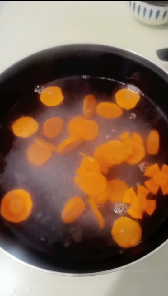肥牛饭,胡萝卜放入盆里,烙出备用