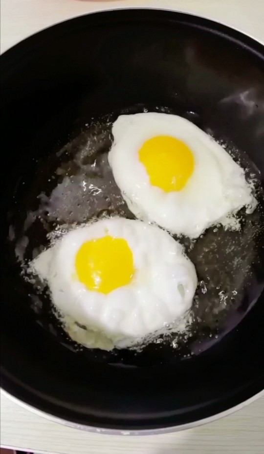 肥牛饭,打入鸡蛋煎熟