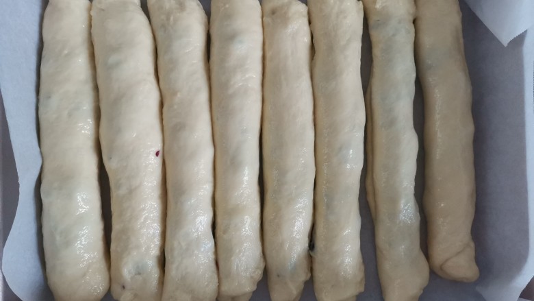 酸奶蔓越莓排包,全部做好放入烤盘,放进烤箱40发酵30分钟