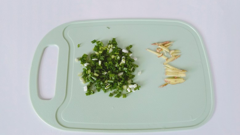 油豆腐烧肉,葱,生姜分别切好备用。