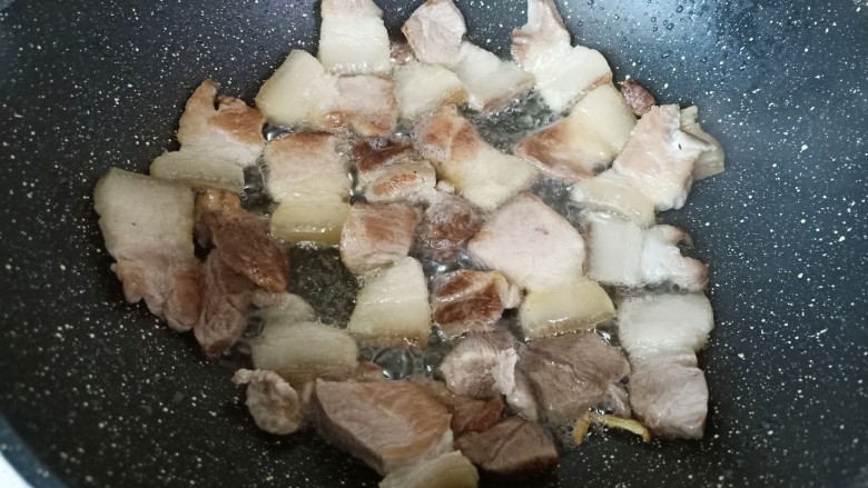 油豆腐烧肉,热锅凉油,放五花肉煎出油脂。煎到猪肉两面微黄,油脂渗出。