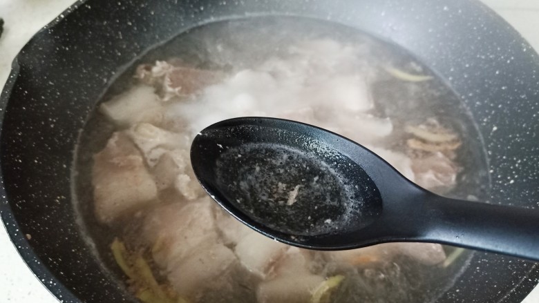油豆腐烧肉,开大火焯水,撇去表面浮沫,捞出清洗干净猪肉表面的浮沫,控干水分。