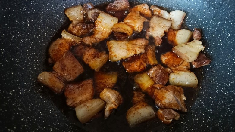 油豆腐烧肉,加上<a style='color:red;display:inline-block;' href='/shicai/ 721'>蚝油</a>提鲜,加一勺盐。