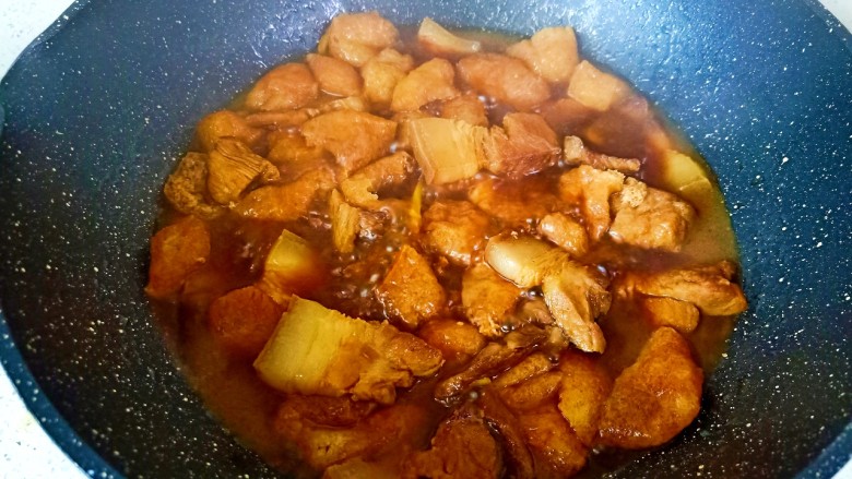 油豆腐烧肉,煮到油豆腐吸收汤汁,开大火收汁。