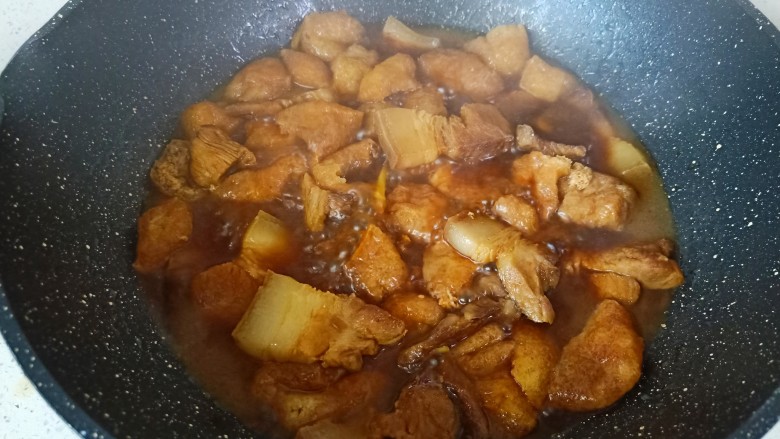 油豆腐烧肉,加入适量的开水,开大火煮开转中小火炖煮。