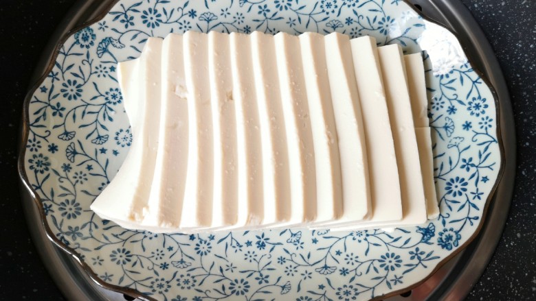 榨菜肉末蒸豆腐,上锅蒸5分钟,去一下豆腥味。
