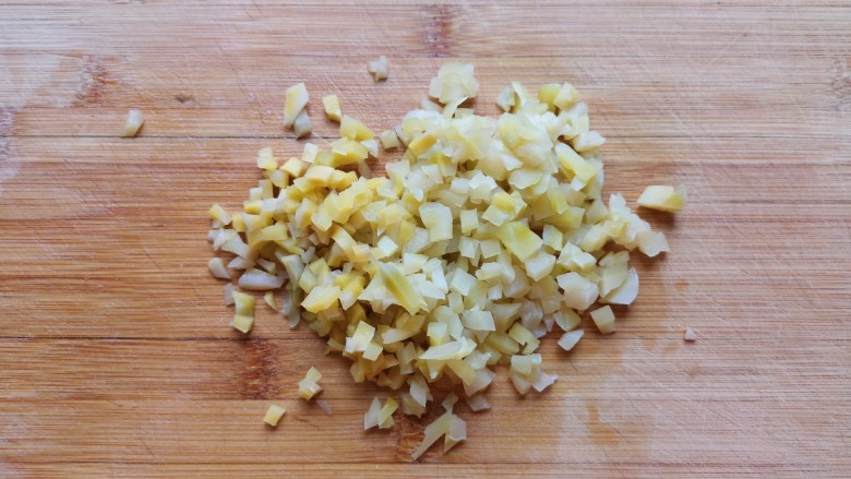 榨菜肉末蒸豆腐,<a style='color:red;display:inline-block;' href='/shicai/ 722'>榨菜</a>去皮,用温水浸泡去一下咸味,切成小丁。