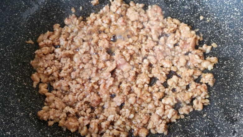 榨菜肉末蒸豆腐,炒锅内倒适量的食用油烧热,下入肉末炒至变色。
