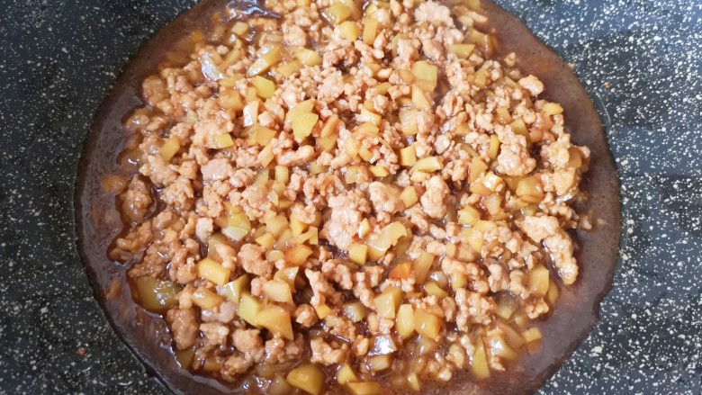 榨菜肉末蒸豆腐,加入小半碗开水,煮2分钟左右,让肉末入味。