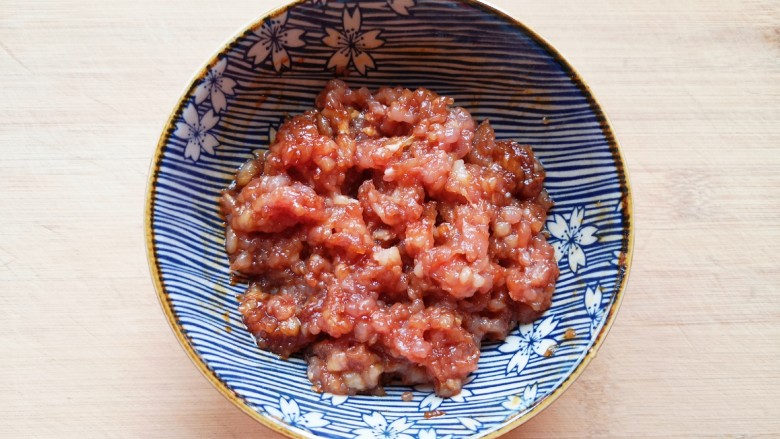 榨菜肉末蒸豆腐,再加入少许食用油搅拌均匀,腌制10分钟左右。