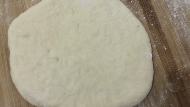 奶酪饼,轻轻压扁,再擀薄,擀的时候不要太用力。