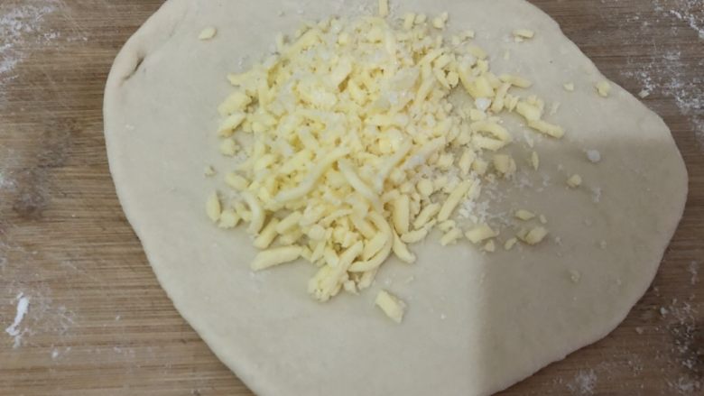 奶酪饼,加入到擀好的面饼里,喜欢的可以多加点