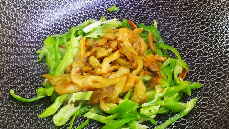 榨菜炒鸡蛋,然后加入榨菜