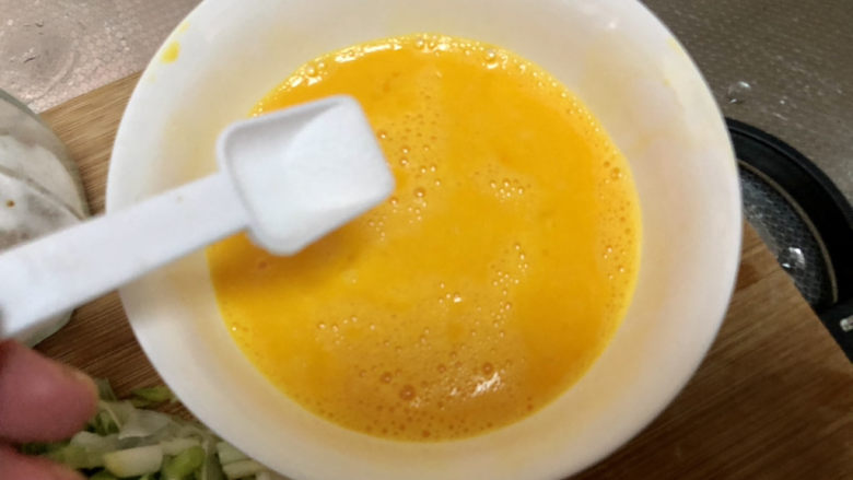 小葱炒鸡蛋,根据个人口味添加适量食盐,我加了半茶匙