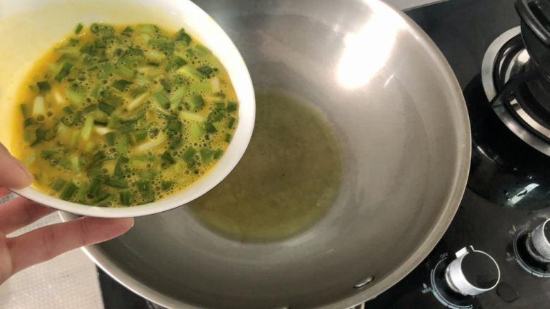 小葱炒鸡蛋,热锅后加适量食用油炙锅后倒出,重新加适量食用油,油热,倒入蛋液