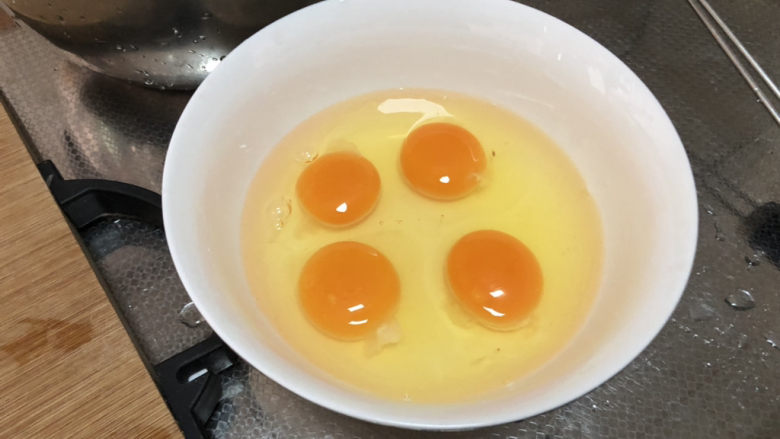 小葱炒鸡蛋,鸡蛋打入碗中,蛋黄颜色很漂亮