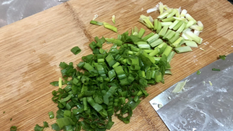 小葱炒鸡蛋,葱白用刀背拍一下,然后切末