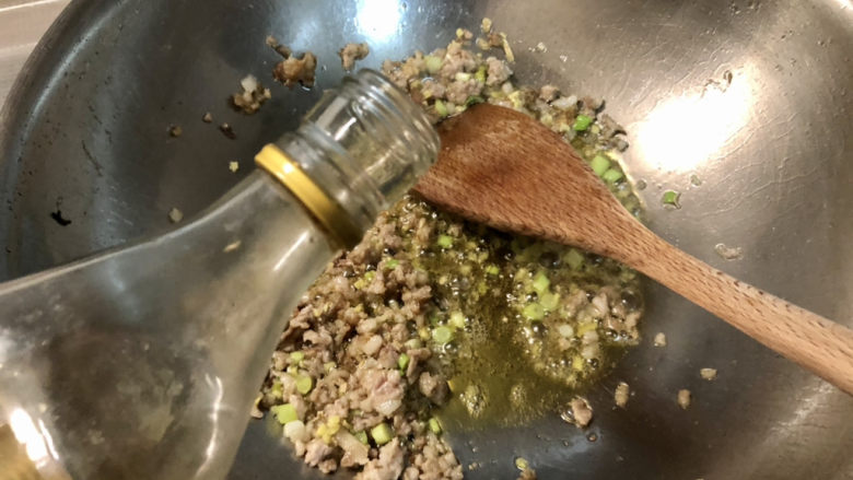 榨菜肉末蒸豆腐➕榨菜香菇肉末蒸南瓜豆腐,淋一茶匙<a style='color:red;display:inline-block;' href='/shicai/ 718'>料酒</a>,煸炒去腥