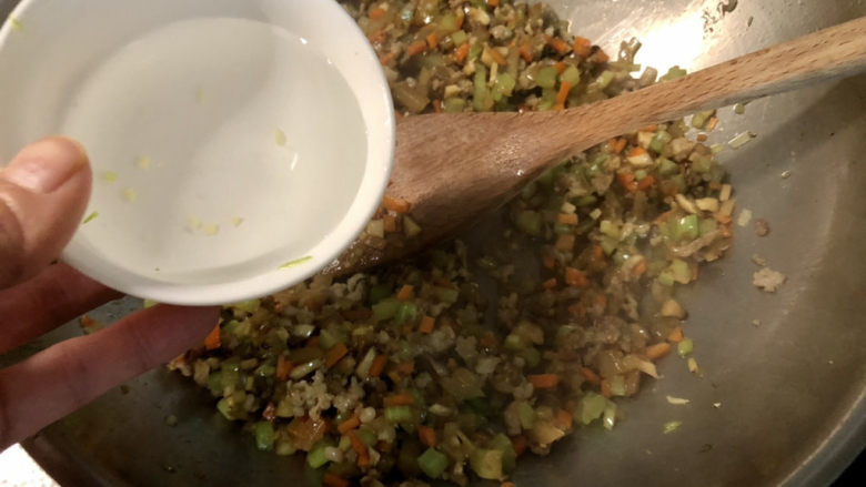 榨菜肉末蒸豆腐➕榨菜香菇肉末蒸南瓜豆腐,淋少许清水,炖煮一分钟