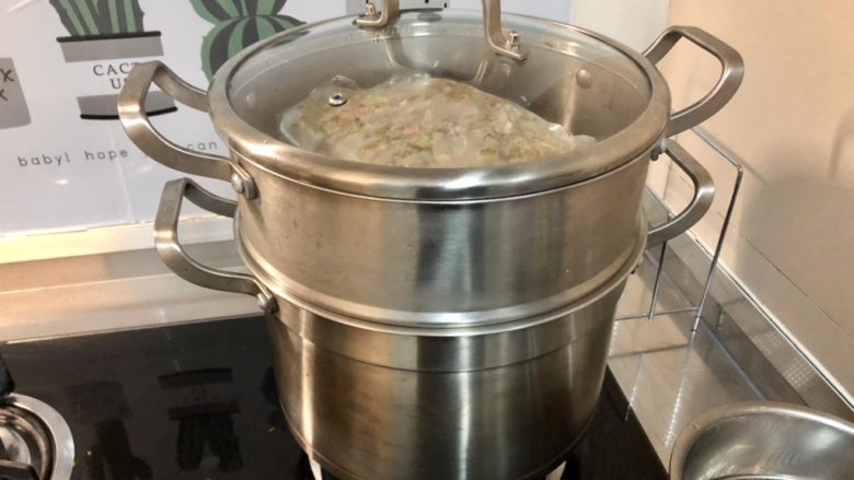 榨菜肉末蒸豆腐➕榨菜香菇肉末蒸南瓜豆腐,蒸锅坐锅烧水,水开放入,中火蒸15分钟左右