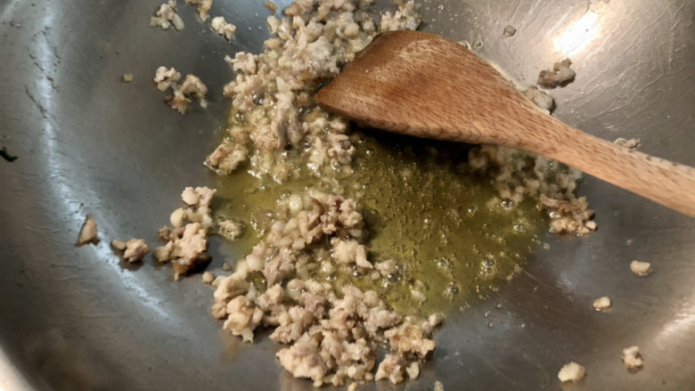 榨菜肉末蒸豆腐➕榨菜香菇肉末蒸南瓜豆腐,热锅冷油,下肉末,中小火煸干水分,炒散炒出油