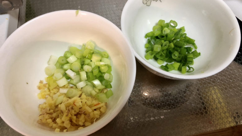 榨菜肉末蒸豆腐➕榨菜香菇肉末蒸南瓜豆腐,改刀:姜切末,葱切末,葱白葱叶分开