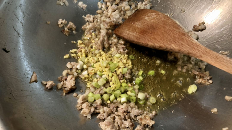 榨菜肉末蒸豆腐➕榨菜香菇肉末蒸南瓜豆腐,下姜末葱白,煸香