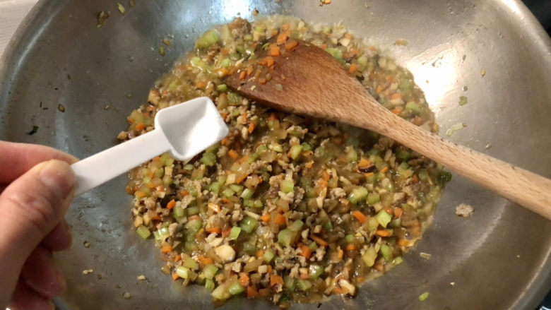 榨菜肉末蒸豆腐➕榨菜香菇肉末蒸南瓜豆腐,尝下咸淡,根据个人口味加少许盐调味,要比一般炒菜稍微咸一点,因为要蒸豆腐,淡了豆腐不入味。