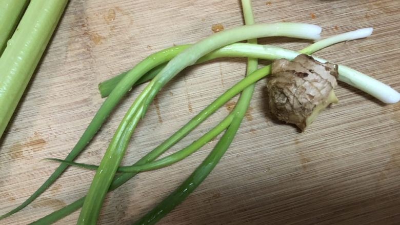 榨菜肉末蒸豆腐➕榨菜香菇肉末蒸南瓜豆腐,小葱择好洗净，姜搓洗干净