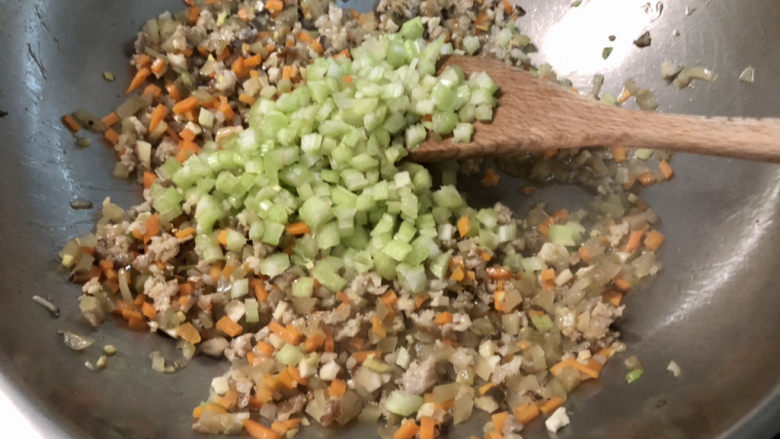 榨菜肉末蒸豆腐➕榨菜香菇肉末蒸南瓜豆腐,下芹菜粒,翻炒均匀