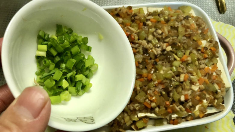 榨菜肉末蒸豆腐➕榨菜香菇肉末蒸南瓜豆腐,最后撒葱末即可