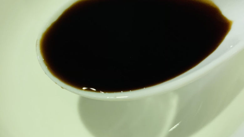 小葱炒鸡蛋,取一个小碗,准备调料汁,加<a style='color:red;display:inline-block;' href='/shicai/ 692'>酱油</a>半勺