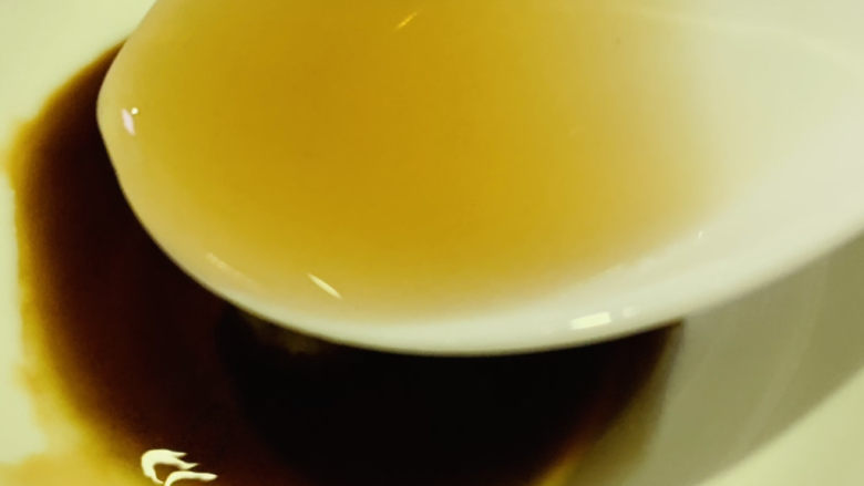 小葱炒鸡蛋,加<a style='color:red;display:inline-block;' href='/shicai/ 718'>料酒</a>1勺和清水1勺,搅拌均匀,待用