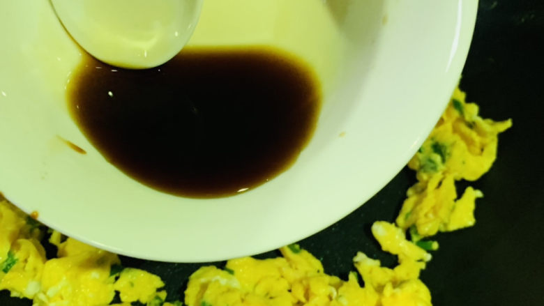 小葱炒鸡蛋,鸡蛋凝固,炒散,加入炒好的料汁