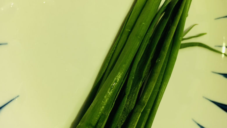 小葱炒鸡蛋,<a style='color:red;display:inline-block;' href='/shicai/ 157'>小葱</a>,清洗干净