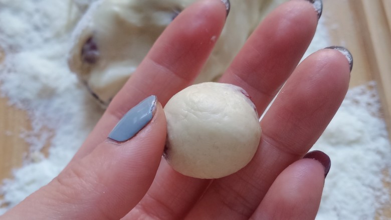 奶枣,趁热揪一个红枣,然后裹成圆形或者椭圆形。如图。如果太粘了,手上可以少抹一点点黄油