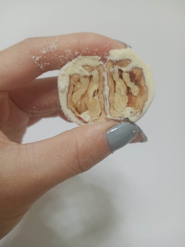 奶枣,这个是夹了核桃仁的。非常好吃,不是特别硬也不是很软,坚果+大枣一起嚼格外香甜。外面再有棉花糖奶粉包裹,咬一口奶香味十足。非常好吃。