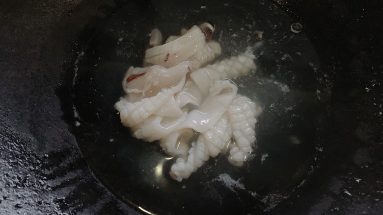 酱爆目鱼花,上好花刀的目鱼花,入锅中烫卷曲,立即捞出锅备用。