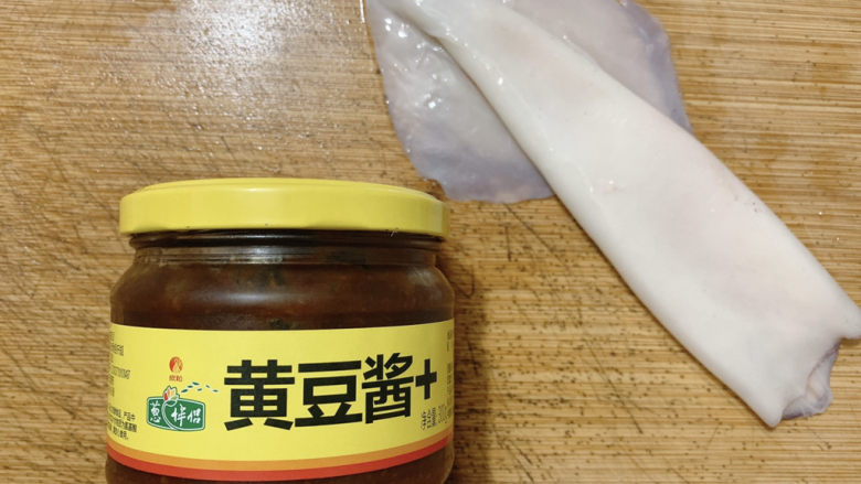 酱爆目鱼花,主要食材如图所示示意,鱿鱼一只、<a style='color:red;display:inline-block;' href='/shicai/ 4510'>黄豆酱</a>等调味料。