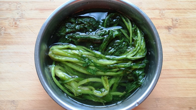雪菜豆腐,<a style='color:red;display:inline-block;' href='/shicai/ 190'>雪菜</a>买回来用清水浸泡,去一下咸味。