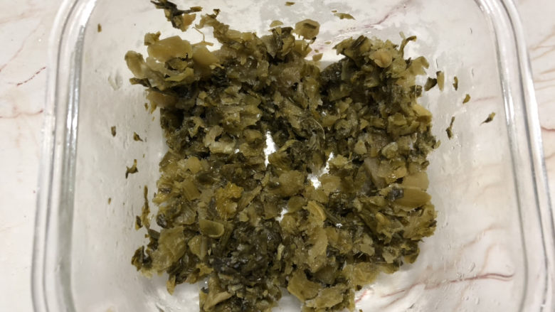 雪菜豆腐,准备一些<a style='color:red;display:inline-block;' href='/shicai/ 190'>雪菜</a>,切成碎