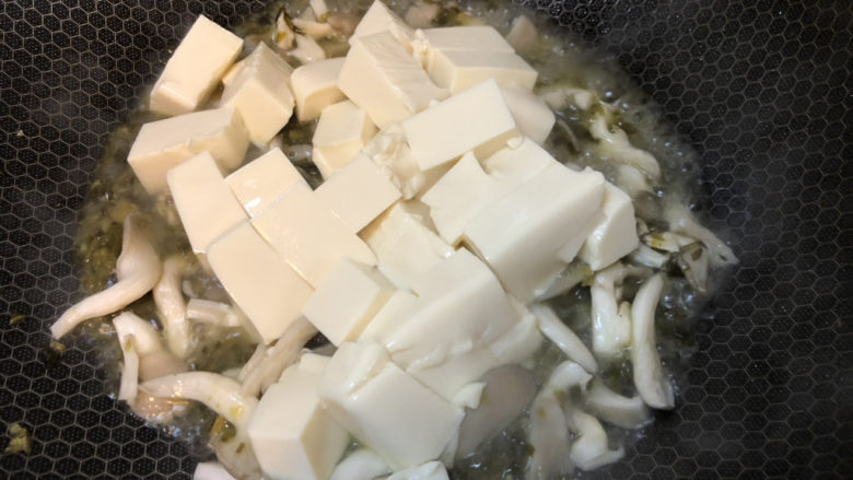 雪菜豆腐,把豆腐倒入,动作要轻,内脂豆腐比较嫩
